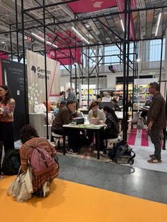 Der kleine Stand der Illustratoren Organisation am Deutschen Gemeinschaftsstand